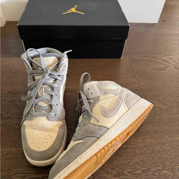 Youth Nike Air Jordan 1 Mid - COCONUT MILK-PARTICLE GREY-WHITE-GUM size 5.5 - Picture 8 of 11